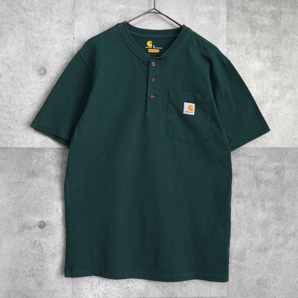 Carhartt 深绿色徽标口袋亨利领 T 恤