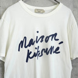 メゾンキツネ 筆記体ロゴ Tシャツ ホワイト - NEWSED