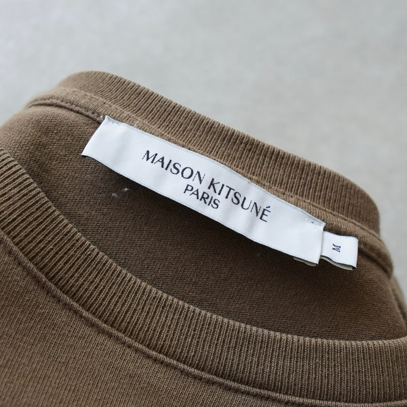 メゾンキツネ カレッジロゴ Tシャツ ブラウンカーキ - NEWSED