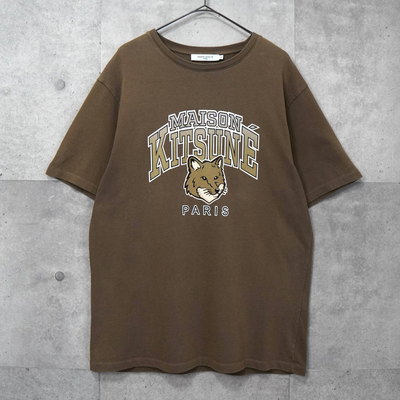メゾンキツネ カレッジロゴ Tシャツ カーキ - NEWSED