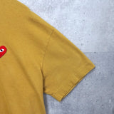 プレイ コムデギャルソン ハートロゴ Tシャツ マスタードイエロー - NEWSED
