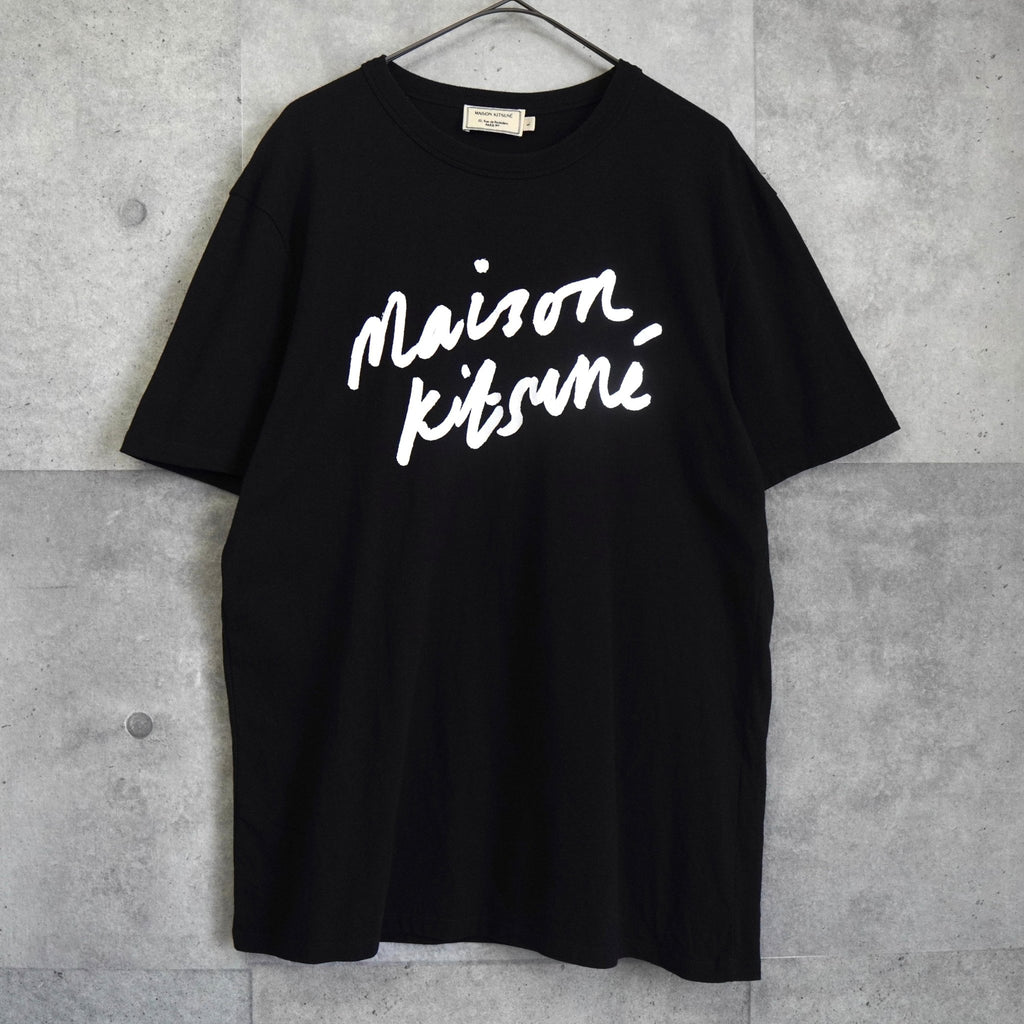 メゾンキツネ 筆記体ロゴ Tシャツ ブラック | ブランド古着を扱う