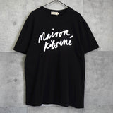 メゾンキツネ 筆記体ロゴ Tシャツ ブラック - NEWSED