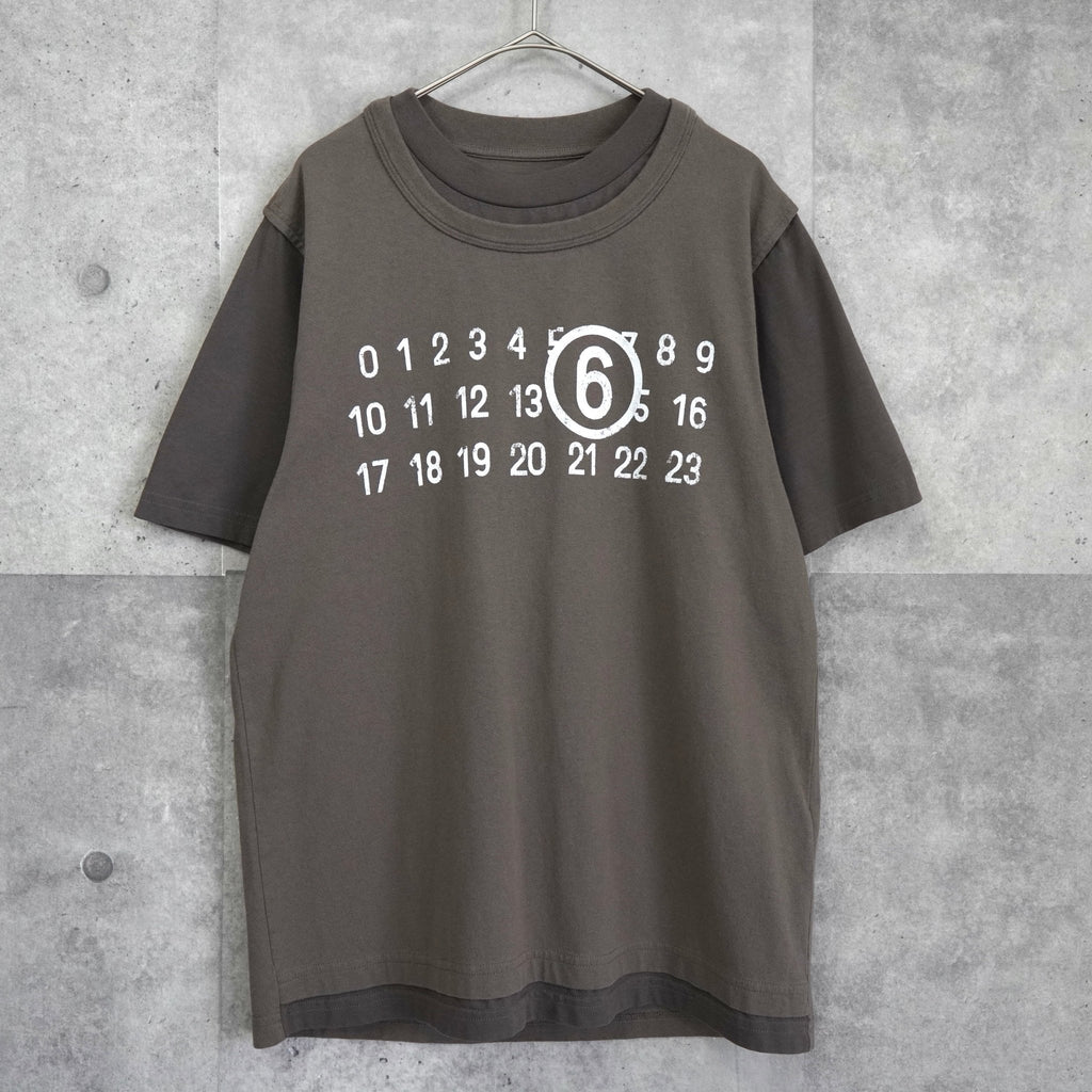 エムエムシックス メゾン マルジェラ カレンダーロゴ フェイクレイヤード Tシャツ カーキグレー レディース
