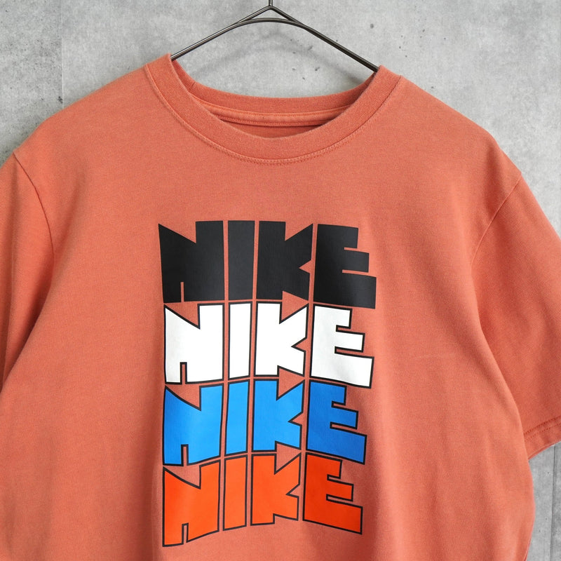 ナイキ ゴツナイキ ロゴ Tシャツ コーラルレッド - NEWSED