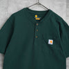 Carhartt 深绿色徽标口袋亨利领 T 恤