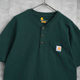 カーハート ロゴ ポケット ヘンリーネック Tシャツ ダークグリーン - NEWSED