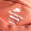 Nike 哥特式 Nike 标志 T 恤（珊瑚红）