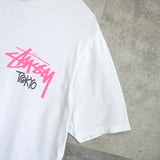 ステューシー プリント Tシャツ ホワイト × ピンク - NEWSED