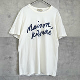 メゾンキツネ 筆記体ロゴ Tシャツ ホワイト - NEWSED
