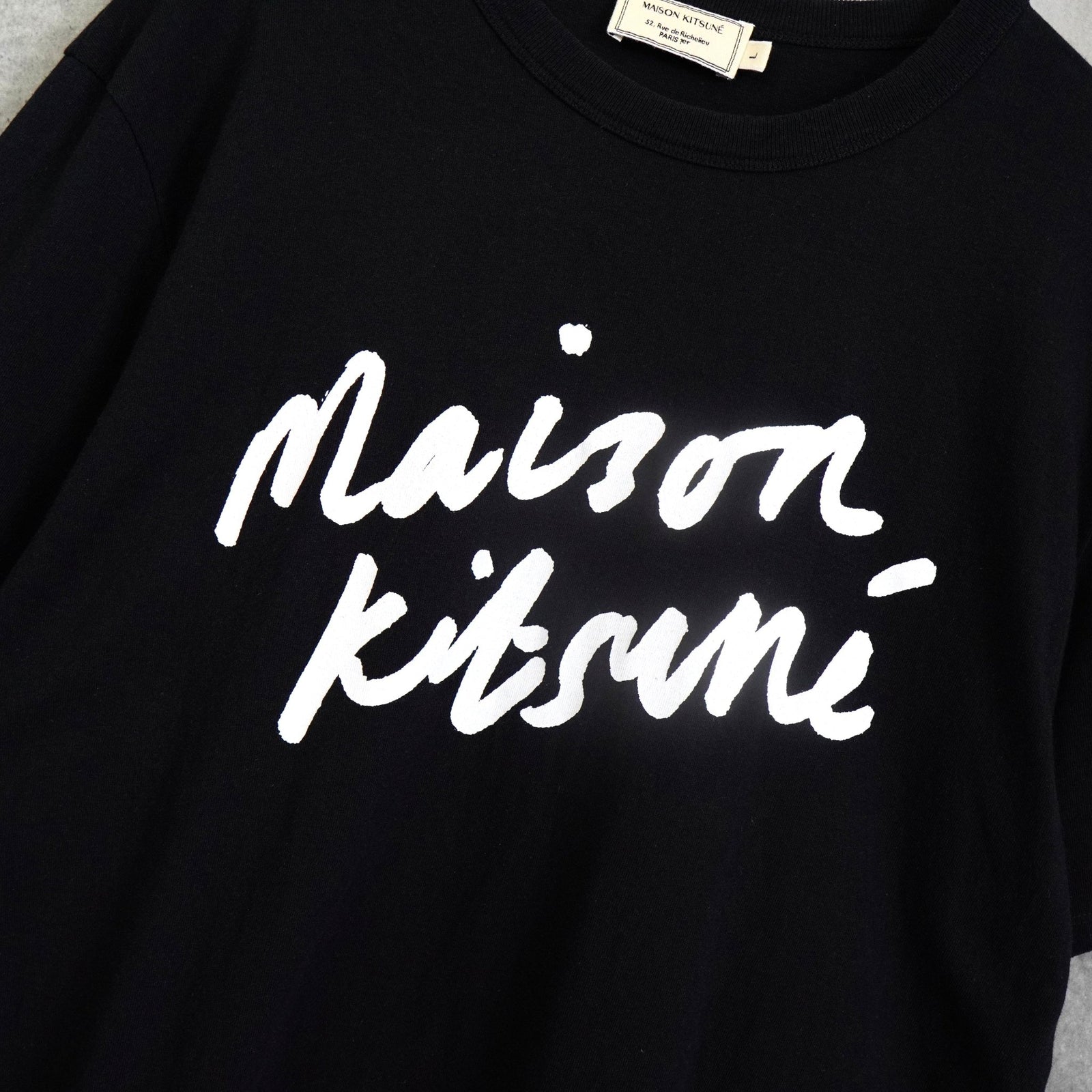 メゾンキツネ 筆記体ロゴ Tシャツ ブラック | ブランド古着を扱う 