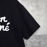 メゾン キツネ 筆記体ロゴ Tシャツ ブラック - NEWSED