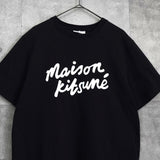 メゾン キツネ 筆記体ロゴ Tシャツ ブラック - NEWSED