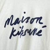 メゾンキツネ 筆記体ロゴ Tシャツ ホワイト - NEWSED