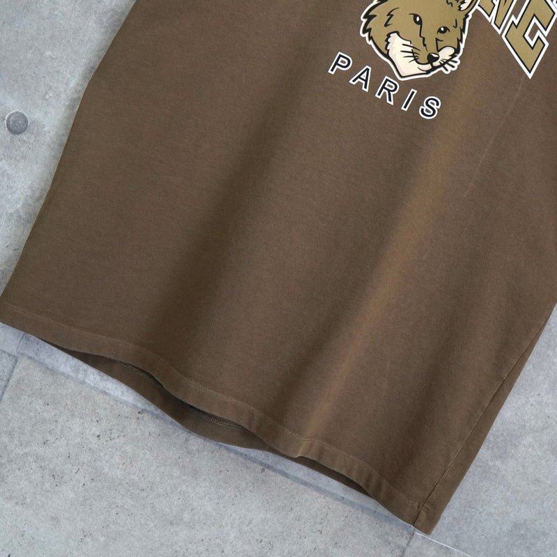 メゾンキツネ カレッジロゴ Tシャツ ブラウンカーキ - NEWSED