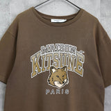メゾンキツネ カレッジロゴ Tシャツ ブラウンカーキ - NEWSED