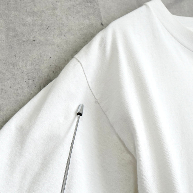 アディダス パフォーマンスロゴ刺繍 Tシャツ ホワイト - NEWSED
