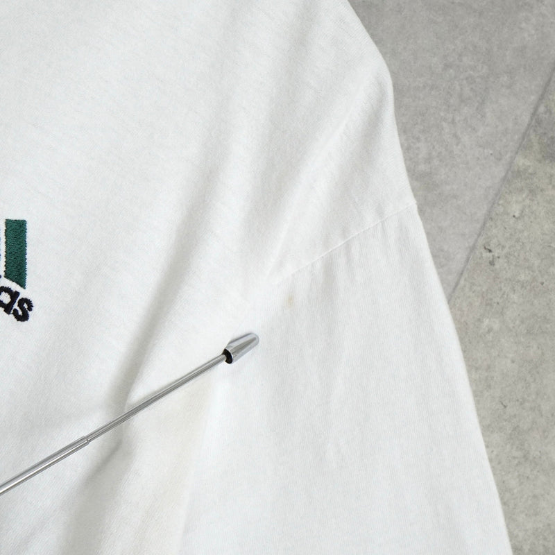 アディダス パフォーマンスロゴ刺繍 Tシャツ ホワイト - NEWSED