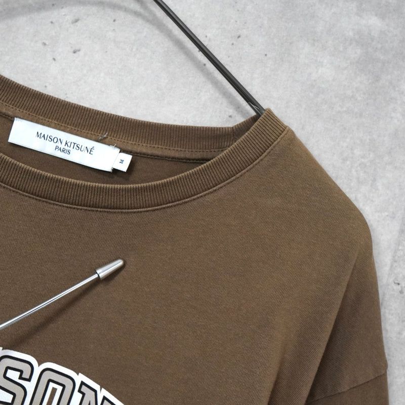 メゾンキツネ カレッジロゴ Tシャツ カーキ - NEWSED