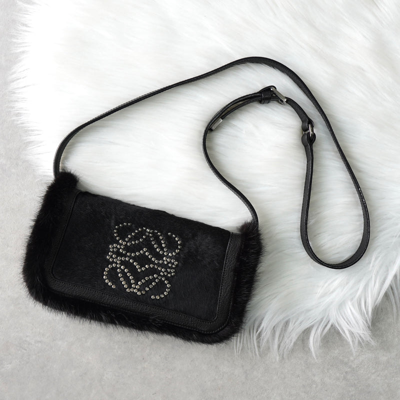 ロエベ スタッズ アナグラム ハラコレザー / ファー ショルダーバッグ ブラック