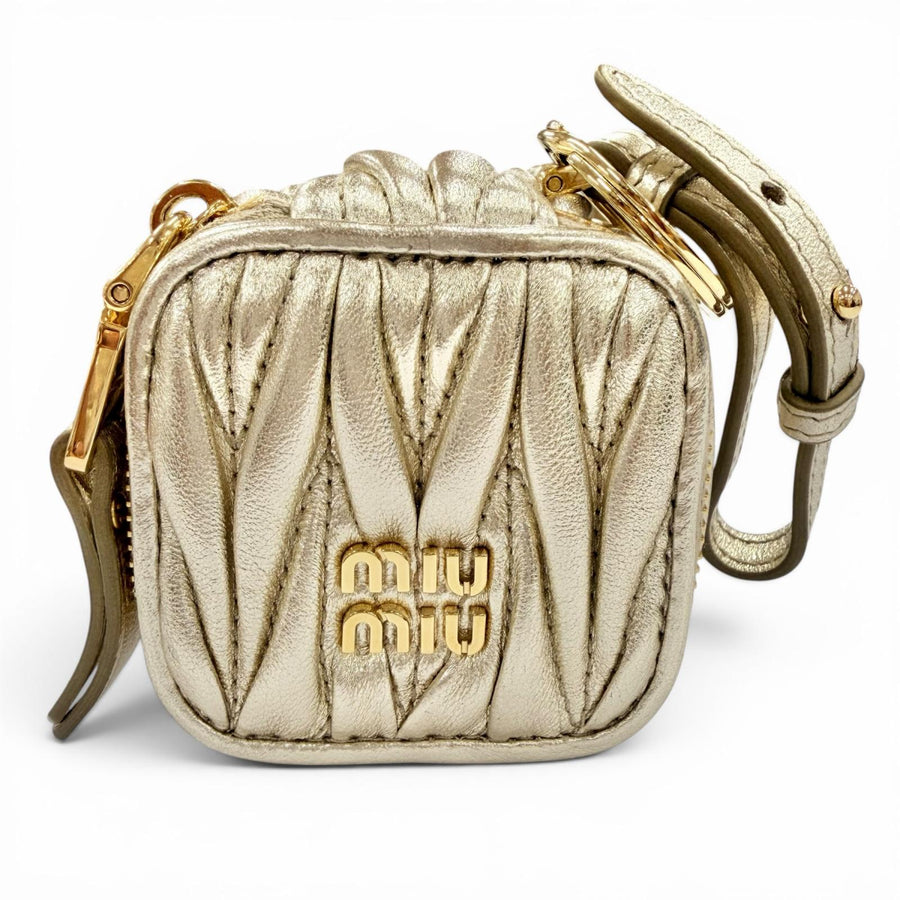 ミュウミュウ TRICK MATELASSE KEYRING ロゴ金具付 マテラッセ チャーム ゴールド レディース - NEWSED