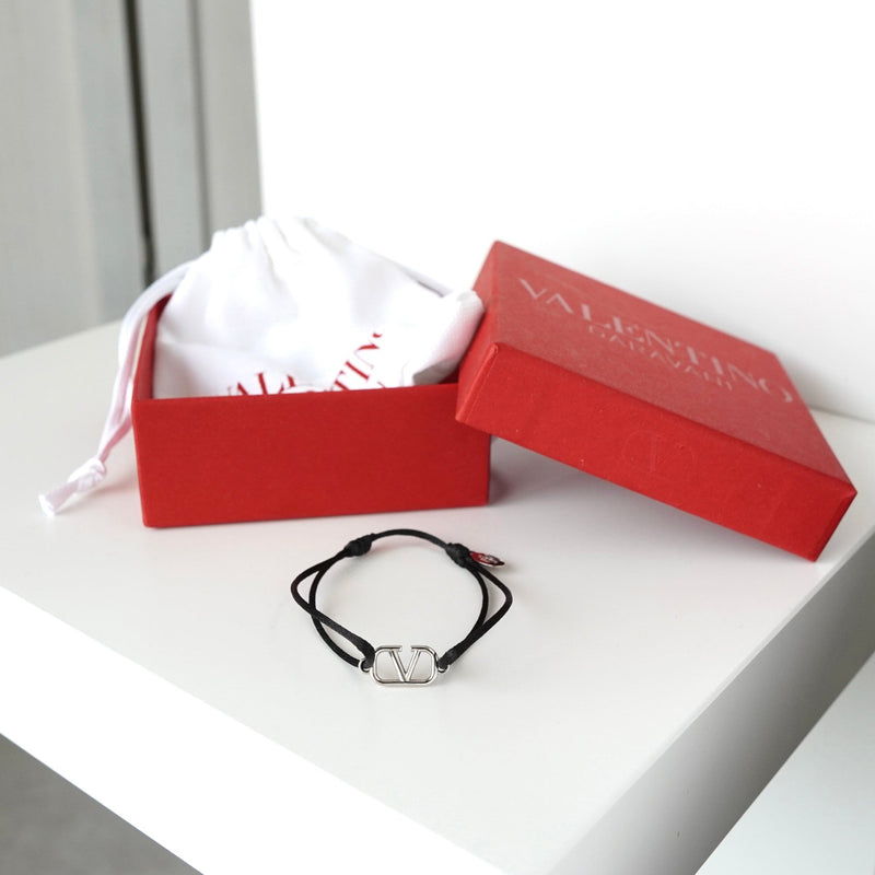 【ほぼ未使用/箱&袋&タグ入り】ヴァレンティノ Vロゴ シグネチャーブレスレット ヴァレンティノ Vロゴ シグネチャー ブレスレット シルバー ブラック