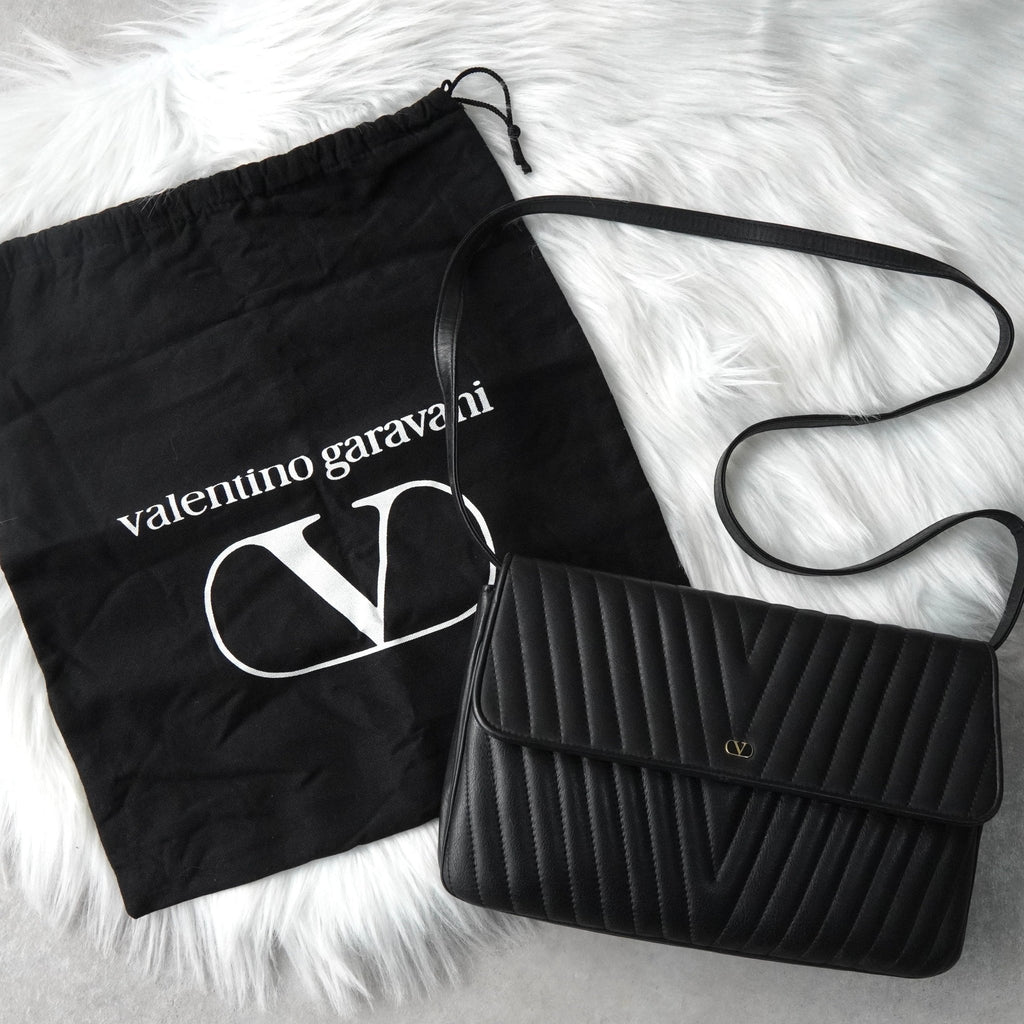 ヴァレンティノ Ｖステッチ レザー ショルダーバッグ ブラック