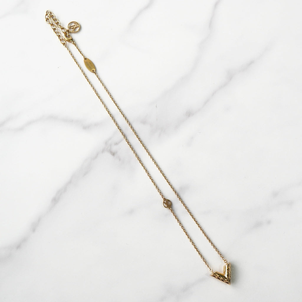Louis Vuitton Essential V 大奖赛金质 Guilloche 项链