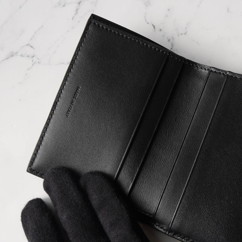 セリーヌ トリオンフ シャイニーカーフスキン コンパクトウォレット ブラック / ゴールド